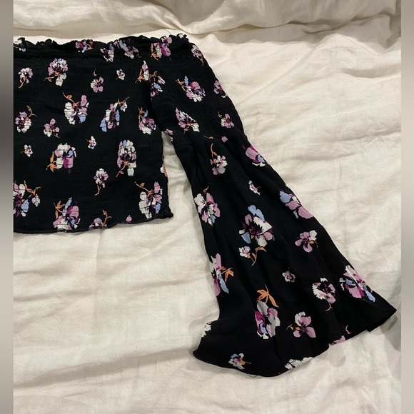 Off shoulder floral crop top with bell sleeves - Picture 2 of 6